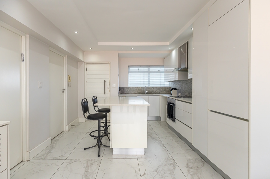 To Let 1 Bedroom Property for Rent in Sea Point Western Cape